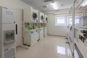 ein Labor mit Waschmaschinen in einem Raum in der Unterkunft Comfort Hotel Kitakami in Kitakami