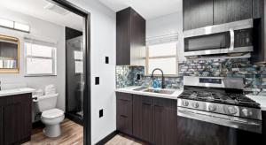 Balboa Park Hotel Downtown Little Italy في سان دييغو: مطبخ مع موقد فرن علوي بجوار مرحاض +218 صورة