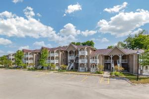 a large apartment building with a parking lot at Carriage Ridge Resort, an Ascend Collection Resort in Oro-Medonte