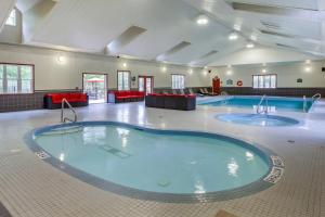 a large swimming pool in a large room at Carriage Ridge Resort, an Ascend Collection Resort in Oro-Medonte