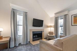 Una televisión o centro de entretenimiento en MainStay Suites St Louis - Galleria