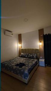 The Luang Prabang House في لوانغ برابانغ: غرفة نوم بها سرير في الغرفة