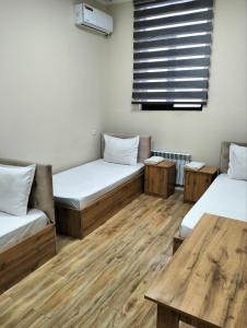 Ένα ή περισσότερα κρεβάτια σε δωμάτιο στο Yangi Sergeli