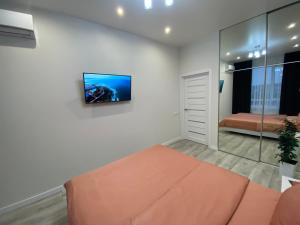 TV a/nebo společenská místnost v ubytování Елітні апартаменти в центрі міста ЖК Театральний,парковка