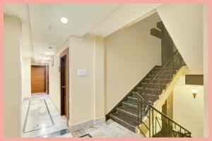 una escalera en un edificio con escalera en Rajshekhar PVS - Grand Premium Near Vishwanath Temple -Luxury And Spacious Rooms -Wifi #Parking #Lift - BEST HOTEL, en Varanasi