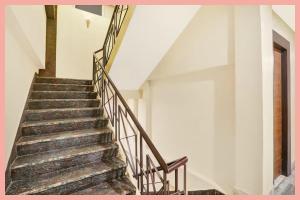 una escalera con barandillas de metal en una casa en Rajshekhar PVS - Grand Premium Near Vishwanath Temple -Luxury And Spacious Rooms -Wifi #Parking #Lift - BEST HOTEL, en Varanasi