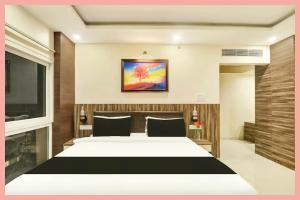 Un dormitorio con una cama grande y una chimenea. en Rajshekhar PVS - Grand Premium Near Vishwanath Temple -Luxury And Spacious Rooms -Wifi #Parking #Lift - BEST HOTEL, en Varanasi