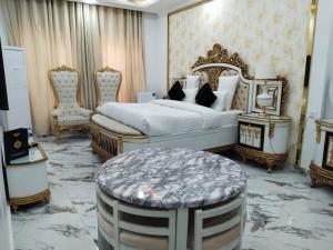 Voodi või voodid majutusasutuse Best Eastern Hotel Multan toas