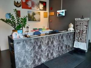 Cappuccino Hotel @ Mount Austin في جوهور باهرو: كونتر في مطعم عليه لافته