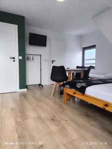 Un dormitorio con una cama, un escritorio y una mesa. en Czorsztyńskie Zacisze, en Czorsztyn 30 fotos más