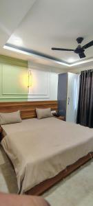 Postel nebo postele na pokoji v ubytování Meghdoot Inn