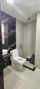 Koupelna v ubytování Meghdoot Inn