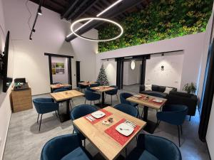 a restaurant with wooden tables and blue chairs at Le Quattro Stagioni - Rooms & Suites in Palermo
