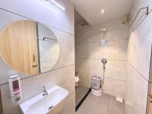 un baño con lavabo y espejo en Hotel RK Residency, en Ujjain