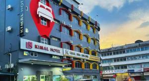 Kimal Hotel Taiping في تايبينغ: فندق كبير عليه لافتة حمراء كبيرة