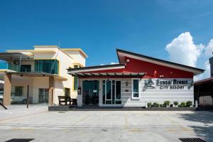 OYO 90234 Sungai Rengit City Resort 2 في Kampung Sungai Rengit: مبنى به لافتة على واجهته