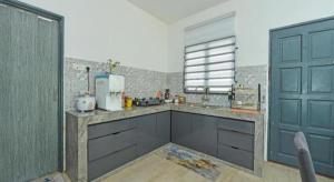 Η κουζίνα ή μικρή κουζίνα στο OYO HOME 90682 Liliz Mambang Farmstay +54 φωτογραφίες