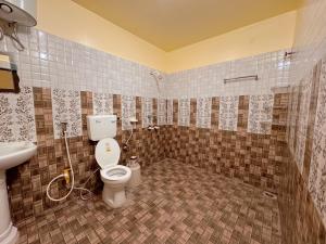 ein Badezimmer mit Toilette und Waschbecken in der Unterkunft Studio 304 Modern Serenity in Deoghar