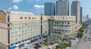 Kunming Plateau Pearl Hotel في كونمينغ: مبنى كبير مكتوب عليه في المدينة