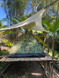 una tienda de campaña colocada encima de un banco en Baan Pai Likit, en Pai