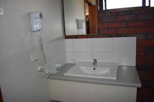 Koupelna v ubytování Coorrabin Motor Inn + 14 fotografií