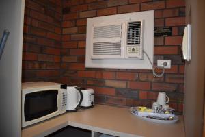 ストーエルにあるCoorrabin Motor Innのレンガの壁、キッチン(電子レンジ付) +13枚の写真