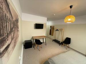 Μια τηλεόραση ή/και κέντρο ψυχαγωγίας στο Teka Guesthouse +39 φωτογραφίες