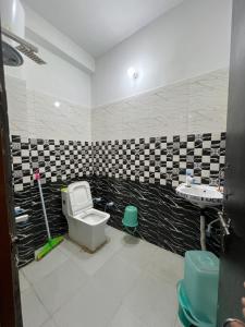 a bathroom with a toilet and a sink at Kamal Kishori Dham in Barsāna