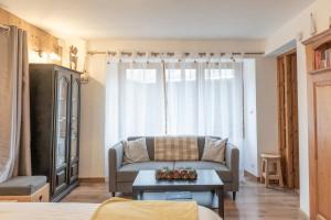 La Tanière في سان جيرفيه ليه بان: غرفة معيشة مع أريكة وطاولة