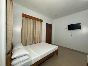 Una televisión o centro de entretenimiento en Seashore Inn