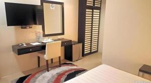 Μια τηλεόραση ή/και κέντρο ψυχαγωγίας στο Manhattan Suites Inn