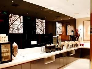 a salon with a counter with a lot of chairs at Jinjiang Inn Yantai Fushan District Fuhai Road in Yantai