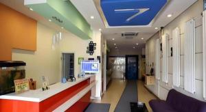 un vestíbulo de una tienda con techo azul en 7 Days Inn Changchun Zhengyang Street Changchun Park Branch, en Changchún