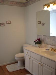 A bathroom at Cleft in the Rock Retreat