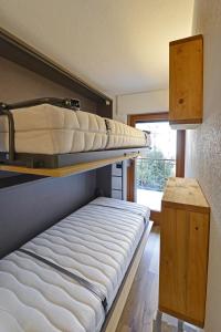 una litera en una habitación con ventana en Maison Henri, en Morgex