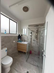 Ванная комната в Beachside Cabin No 1 at Island Beach +38 фотографий