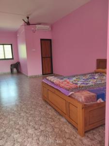 1 dormitorio con 1 cama en una habitación con paredes rosas en Diksha Home Stay, 