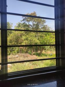 Una vista de un campo desde una ventana en Diksha Home Stay, 