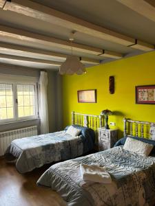 Postel nebo postele na pokoji v ubytování La Huertina de Mateo