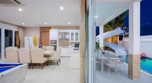 Fotografie z fotogalerie ubytování Platinum Pool Villa v destinaci Na Jomtien