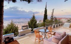 patio con mesa, sillas y vistas en شقق ڤيڤا - viva Apartments, en Amán