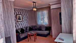 una sala de estar con un sofá y una mesa en شقق ڤيڤا - viva Apartments, en Amán