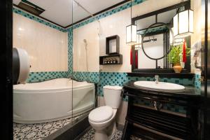Phòng tắm tại Hoianese Quiet Old Town Hotel - Cultural Experiential Hotel +64 ảnh