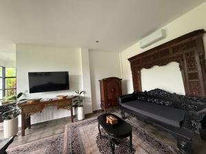 TV a/nebo společenská místnost v ubytování Villa Kendi Ubud