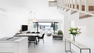 Μια τηλεόραση ή/και κέντρο ψυχαγωγίας στο Luxury Holiday Villa with pool by Villas Guide