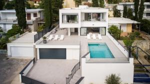 Πισίνα στο ή κοντά στο Luxury Holiday Villa with pool by Villas Guide