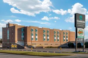 Clarion Hotel & Suites في براندون: مبنى من الطوب كبير مع علامة أمامه