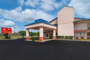 een gebouw met een bord ervoor bij Econo Lodge Battleboro - Rocky Mount I-95 in Battleboro