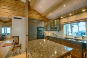 Kuchyň nebo kuchyňský kout v ubytování Luxury And Comfort With Stunning Views + 21 fotografií