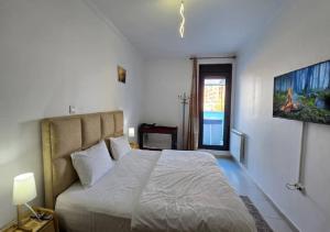 En eller flere senge i et værelse på Élégant avec terrasse exclusive & piscine privée